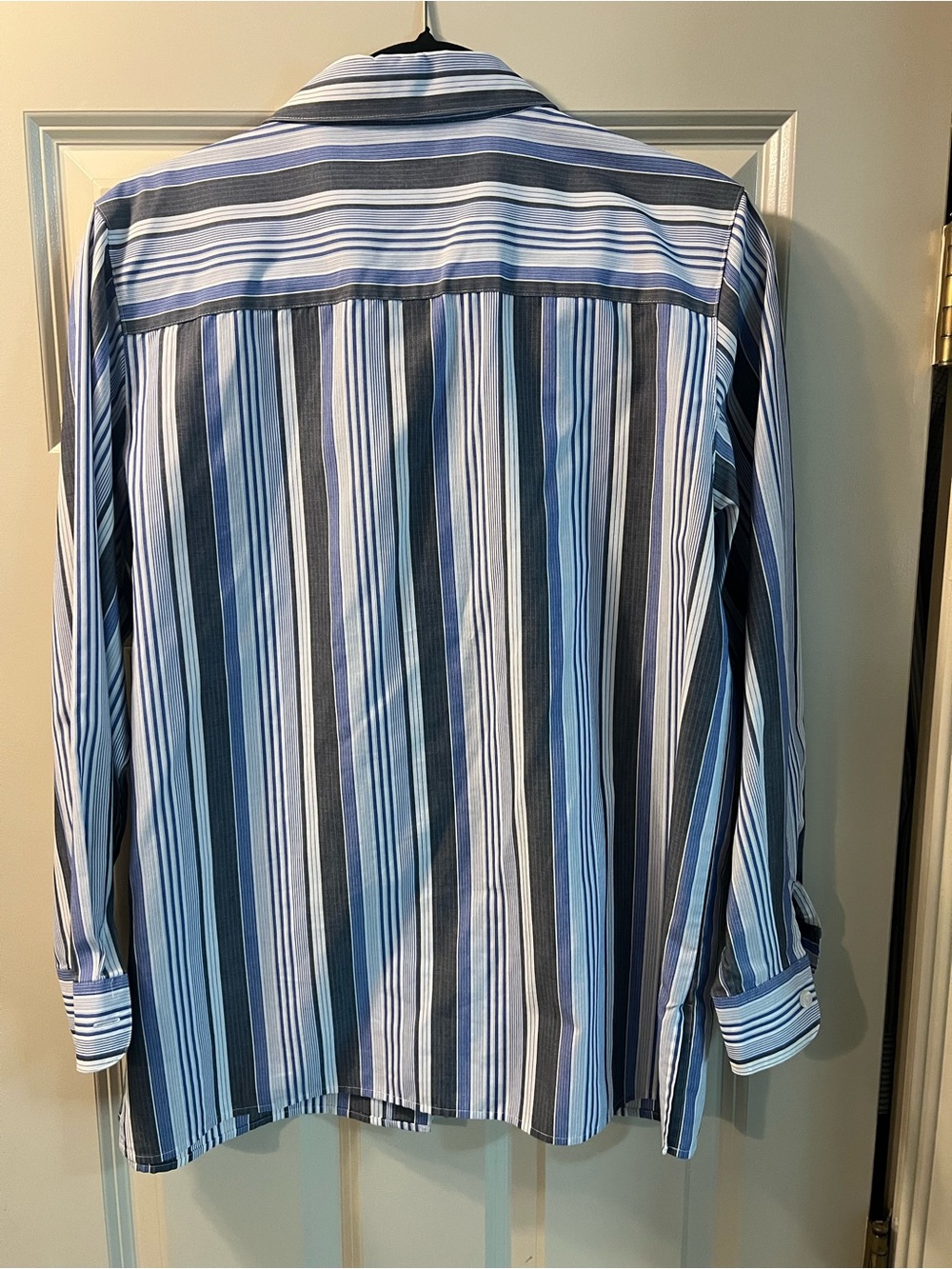 Foxcroft Vintage 100% Cotton Wrinkle-Free Blue Multi-Stripe Button-Down / M - Picture 7 of 9